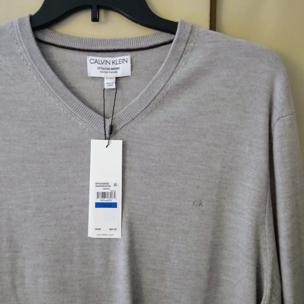 CALVIN KLEIN MEN'S V-NECK SWEATER. NWT.